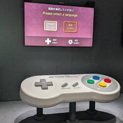 Hier kann man zu zweit an riesen Controllern spielen 🤣