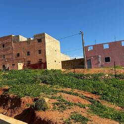 Die Häuser auf der Dorfseite.