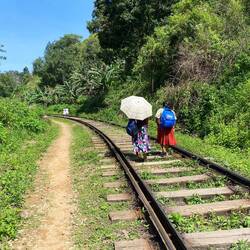 Der Weg führt auf den Bahngleisen entlang.