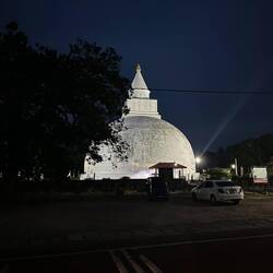 Ein beleuchteter Stupa