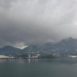 Einlaufen in Victoria auf Mahe