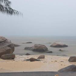 Typische Strände mit Felsen