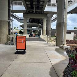 Den orangen Schildern nach zum City Bus