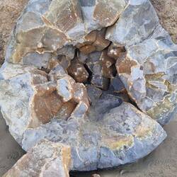 Ein aufgebrochener Boulder