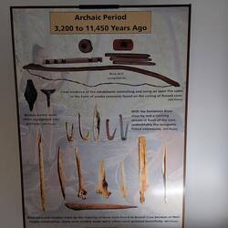 Werkzeuge und Angelhaken.