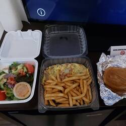 Omlett mit Ham und Champions (zu allem gibts Pommes 🤢) plus Greek Salat, lecker !