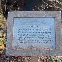 Sinkhole auf dem Natural Trail nach dem Besuch der Cave.