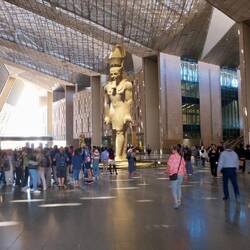 die 83 t schwere Statue von Ramses II im Eingangsbereich