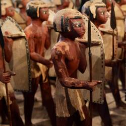 Krieger aus Holz die den Pharao ins Totenreich begleiten und beim Übertritt lebendig werden.