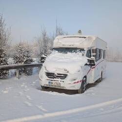 Der Winter ist nochmal mit aller Macht zurück gekehrt. Das wird ein Spaß mit Sommerreifen🤦