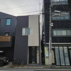 Aucun immeuble ne touche son voisin, garder ses distances est un signe de respect?