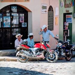 Cowboyhut und Cowboystiefel ist ein Muss hier