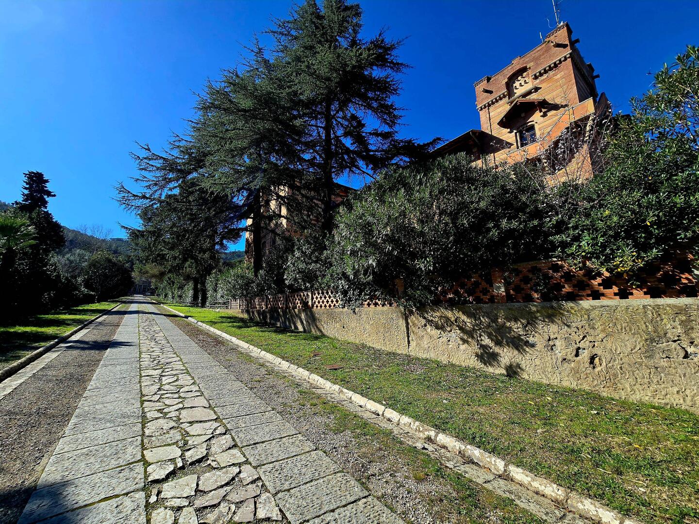...desno hotel, ki razpada,.. naravnost Napoleonova rezidenca...