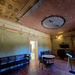 ... na stropu sta narisani dve lastovki s trakom... simbolizira ljubezen