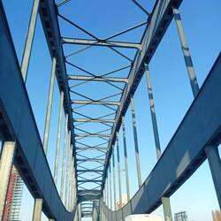 Arrivée à Hambourg nous enjambons l'Elbe.