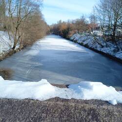 Il fait très froid à Hambourg certains caneaux sont gelés !
