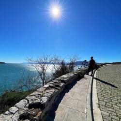 ..ganz links im Bild erahnen wir schon unseren kommenden Platz am Meer.Gerade mal 10min entfernt..👏🏻🏖️