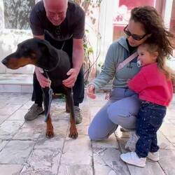 Lesley hat die Kleine zuerst Geküsst und nun ist das süße Mädchen ganz mutig 😍