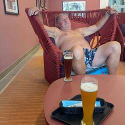 Ob er nach dem Weißbier aus dem Sessel ohne Kran wieder rauskommt? 🤣