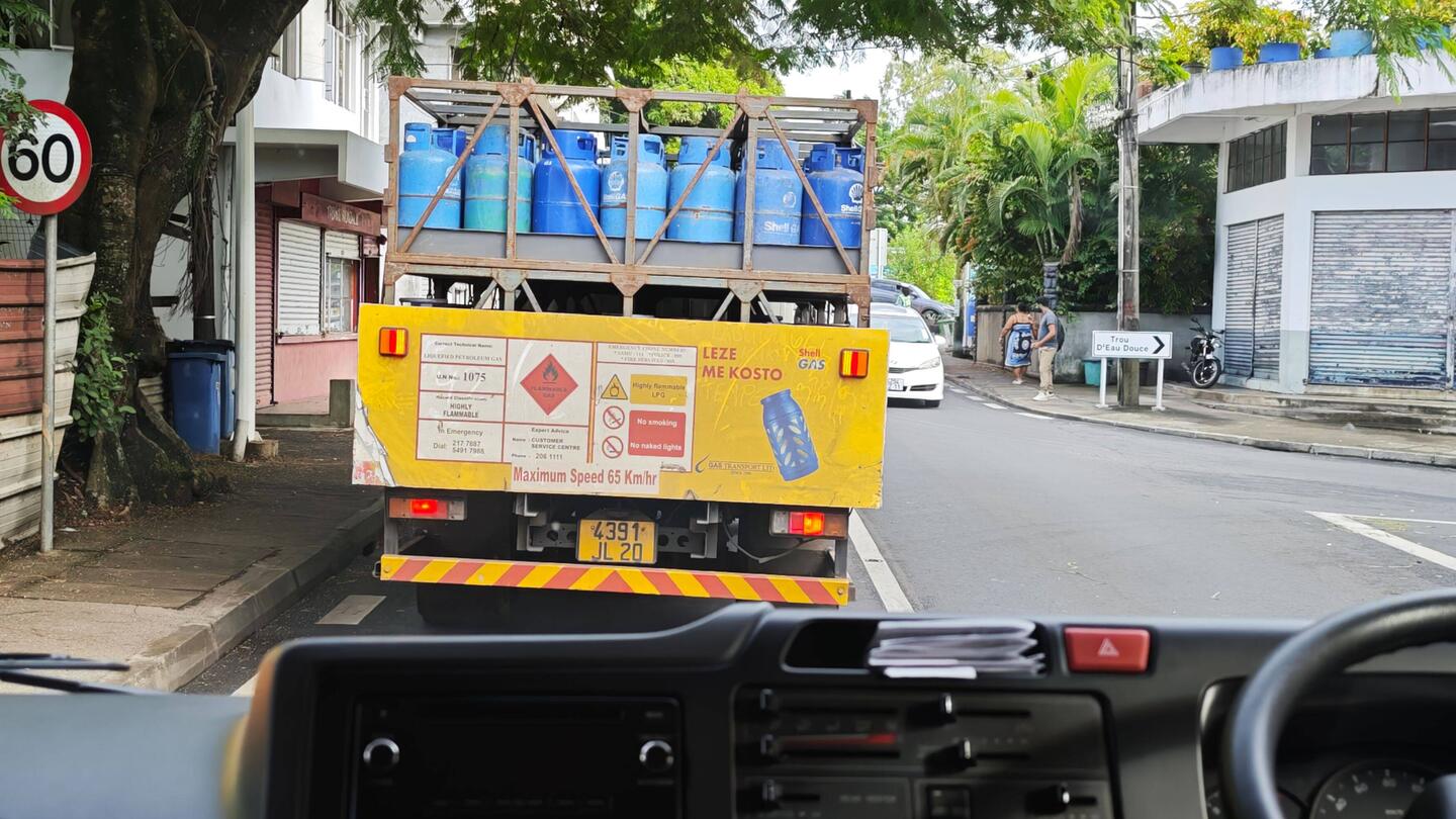 Man beachte die benannten Sicherheitsrichtlinien zum Transport
