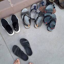 Rogando siempre encontrar los zapatos al volver