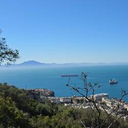 Die afrikanische Küste ist gut zu sehen.