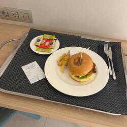 Abendessen auf dem Zimmer.