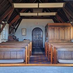 Das Innere der Kirche durchs Fenster...