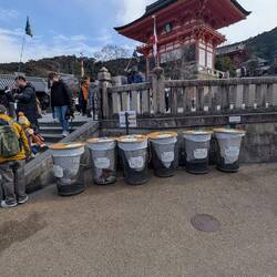 Es gibt jetzt sogar Mülleimer hier 😅