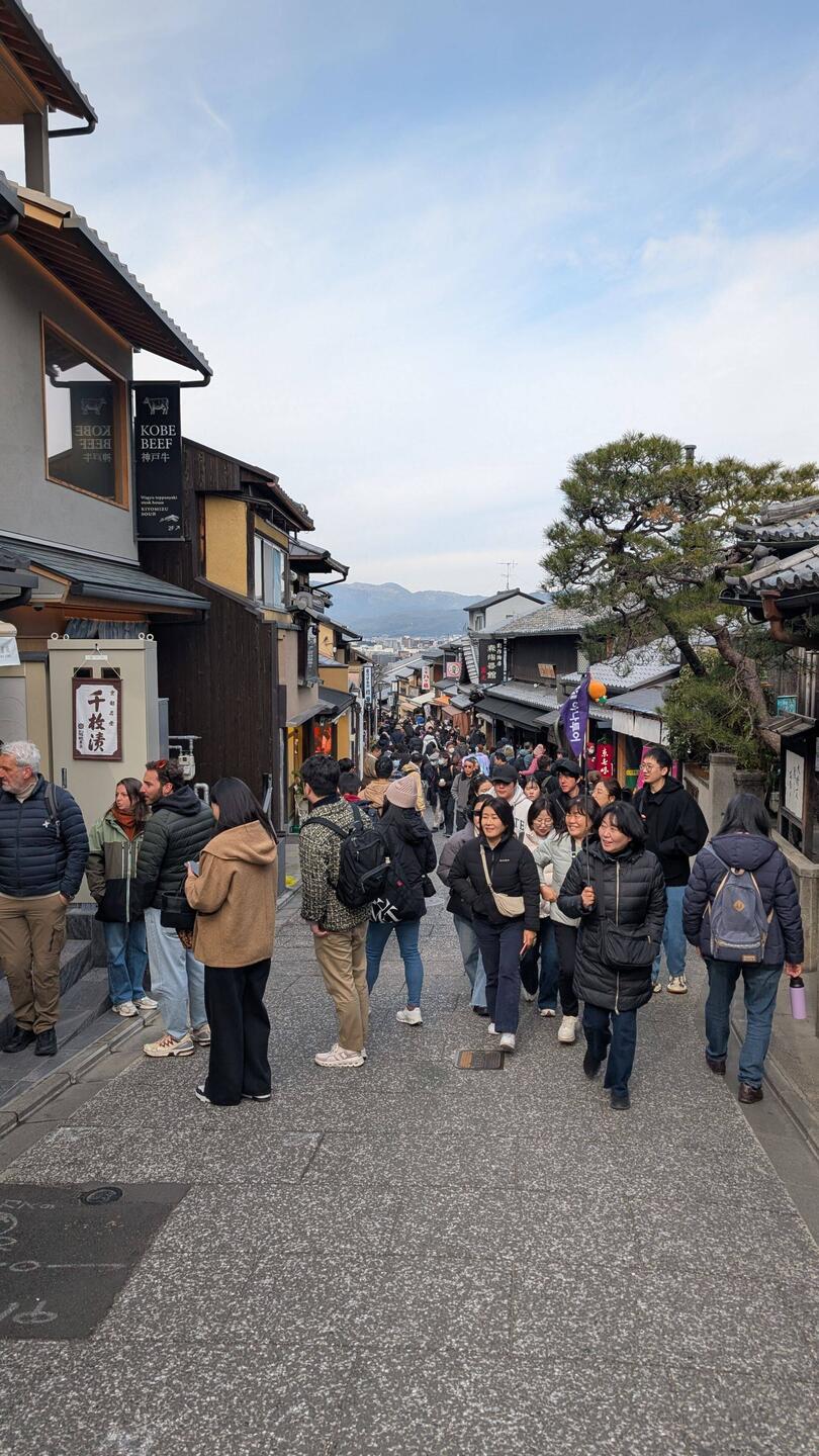 Durch die Gassen im Gion Viertel. Es ist der traditionelle Vergnügungs- und Geisha-Bezirk in Kyoto.