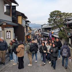 Durch die Gassen im Gion Viertel. Es ist der traditionelle Vergnügungs- und Geisha-Bezirk in Kyoto.