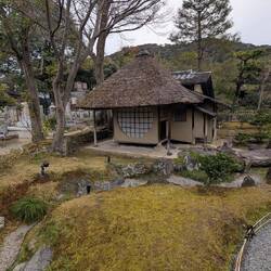 Der Garten ist wieder nach Zen angelegt.