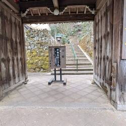 Das massive Eingangstor.