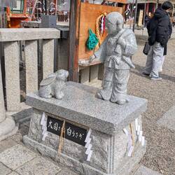 Der Schrein ist dem Gott Susanoo-no-Mikot gewidmet, der mit Wohlstand in Verbindung gebracht wird.