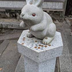 Der Hase gilt hier als Symbol für Fruchtbarkeit, sichere Geburt und Neubeginn.