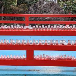 Überall sind kleine Hasen aufgestellt oder versteckt.