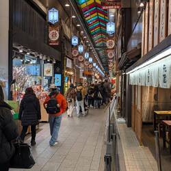 Enge Gasse, dicht gefüllt mit Düften und Stimmen.