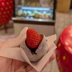 Ein Mochi mit Erdbeere