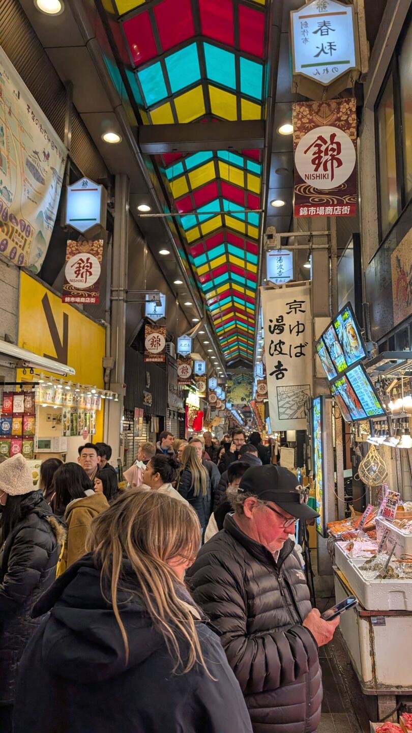 Der Nishiki-Markt ist Kyotos berühmte überdachte Einkaufsstraße.