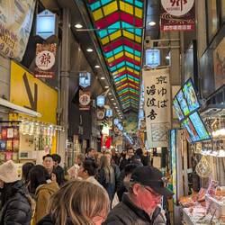 Der Nishiki-Markt ist Kyotos berühmte überdachte Einkaufsstraße.