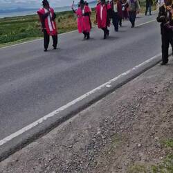 Unterwegs treffen wir eine Festgemeinde