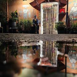 Reflexionen in der Pfütze.