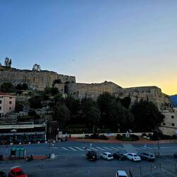 Sončke kuka izza Elbe