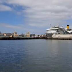 Die Militärflotte direkt am Ufer.