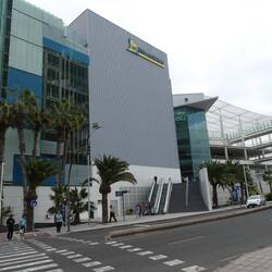 .... vorbei am modernen Shoppingcenter....