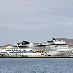 Zwei Kreuzfahrtschiffe liegen im Hafen....