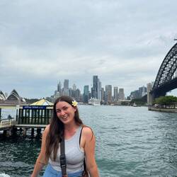 Süß wenn Judith Blumen im Haar hat