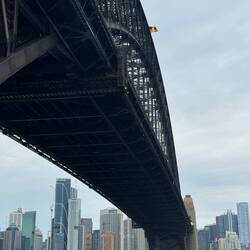 Die Harbour Bridge von unten