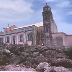 Kirche völlig von Lava umgeben