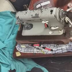 Sonnen(regen) segel ist zerrissen. Über 7Jahre hatte ich meine alte Pfaff nicht mehr benutzt.